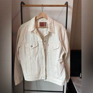 levi’s white jean jacket
